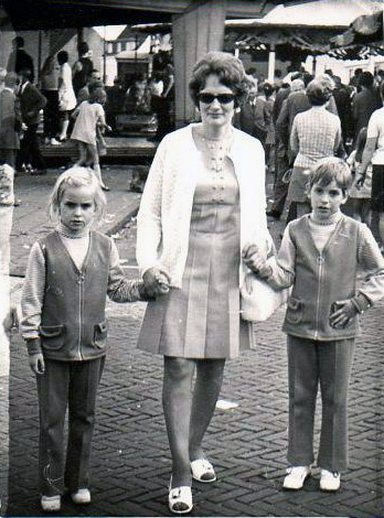 Riet Jorissen-Veens met Mieke en Jeanette.